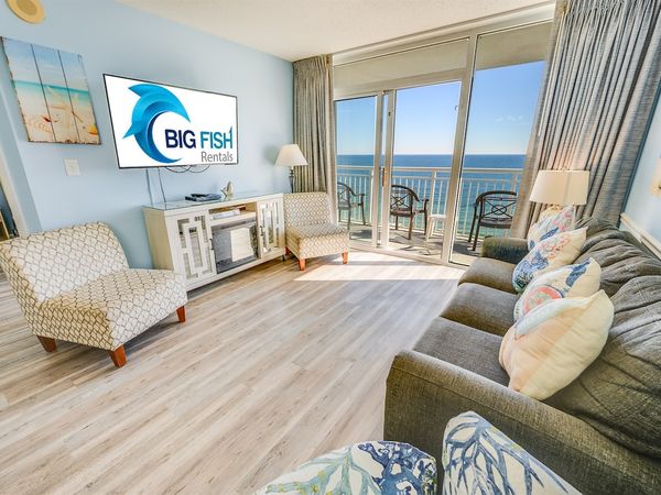 Living Room with Stunning Views☀️
