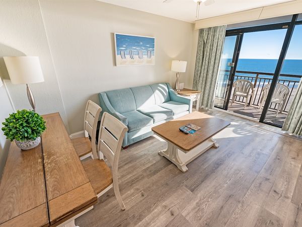 Living Room with Stunning Views☀️