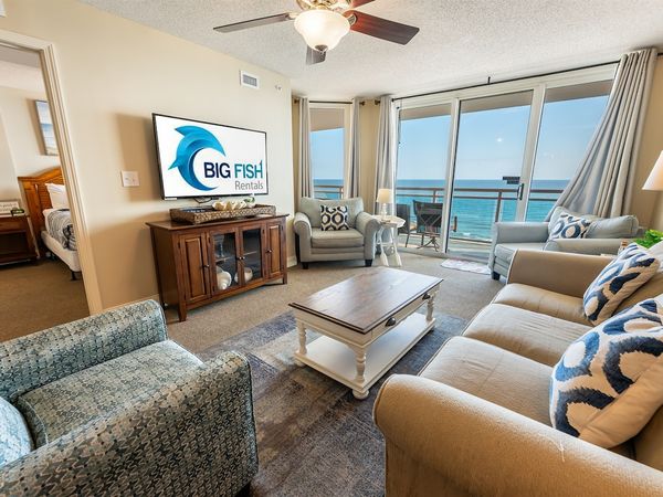 Living Room with Stunning Views☀️
