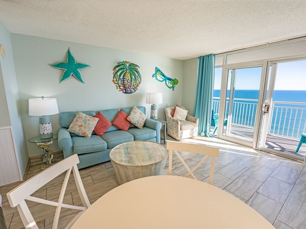 Living Room with Stunning Views☀️