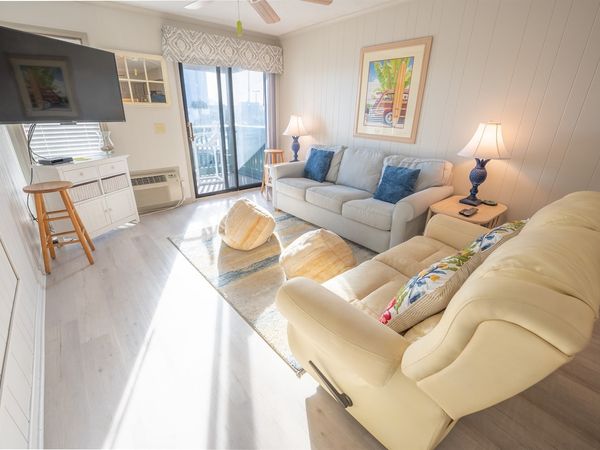 Large Living Room with HDTV!