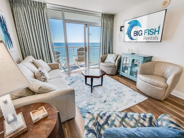Living Room with Stunning Views☀️