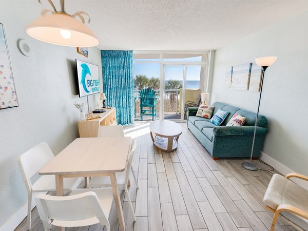 Living Room with Stunning Views☀️