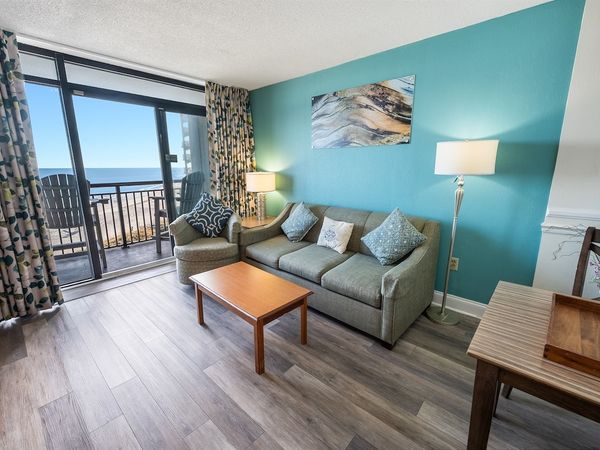 Living Room with Stunning Views☀️
