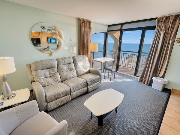 Living Room with Stunning Views☀️