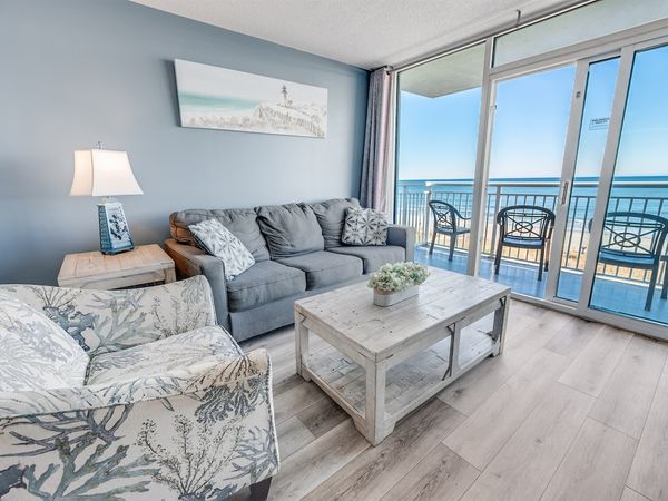 Amazing Living Room with Stunning Views☀️