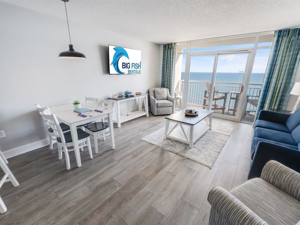 Living Room with Stunning Views☀️