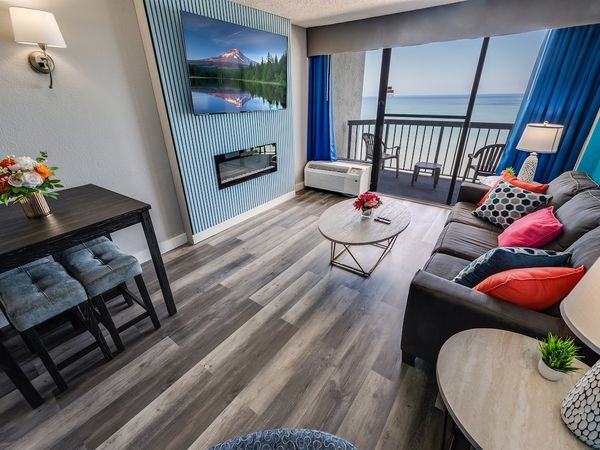 Direct Oceanfront, Amazing Decorations!