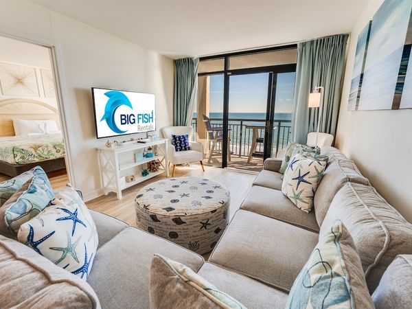 Living Room with Stunning Views☀️