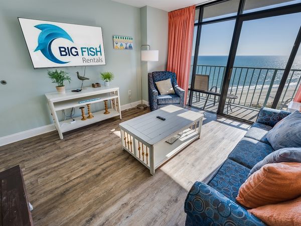 Living Room with Stunning Views☀️