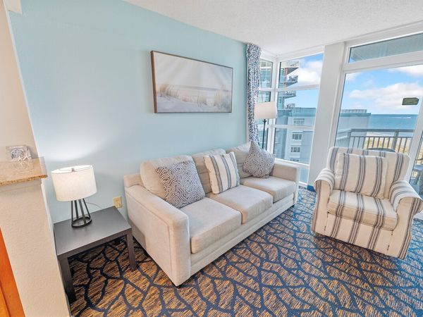 Living Room with Stunning Views☀️