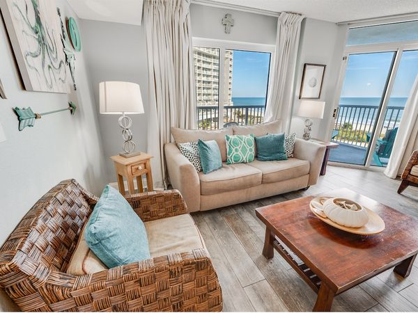 Living Room with Stunning Views☀️