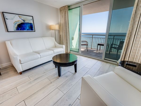 Living Room with Stunning Views☀️