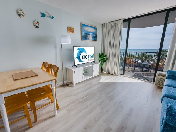 Living Room with Stunning Views☀️