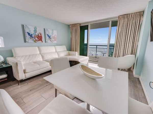 Living Room with Stunning Views☀️