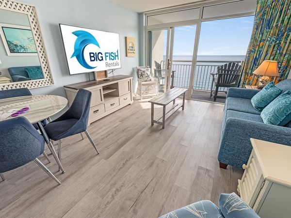 Living Room with Stunning Views☀️