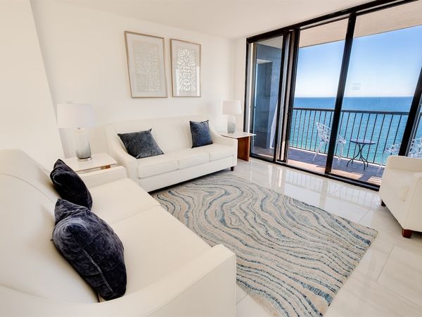 Living Room with Stunning Views☀️