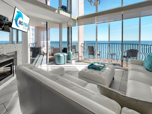 Amazing Living Room with Stunning Views☀️