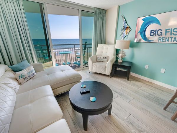 Living Room with Stunning Views☀️