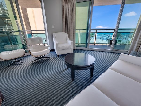 Living Room with Stunning Views☀️