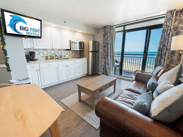 Living Room with Stunning Views☀️