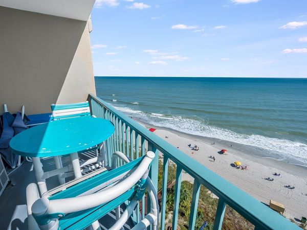 Balcony with Amazing Views of the Ocean☀️