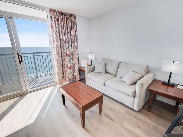 Living Room with Stunning Views☀️