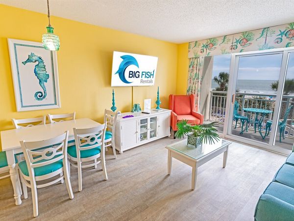 Large Living Room, Beautifully Decorated with Amazing Views