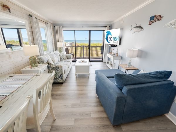 Amazing Living Room with Stunning Views☀️