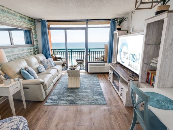 Large Living Room, Beautifully Decorated with Amazing Views