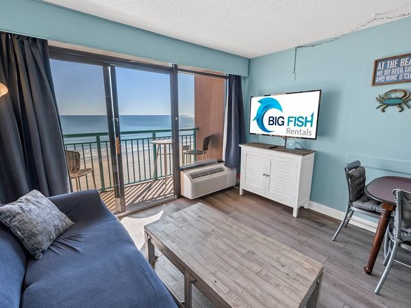 Living Room with Stunning Views☀️