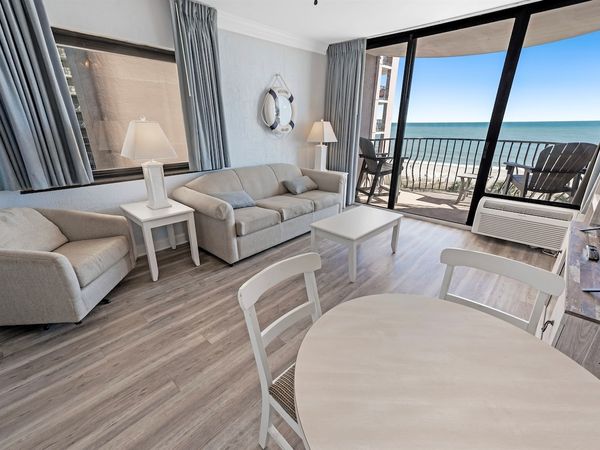 Amazing Living Room with Stunning Views☀️