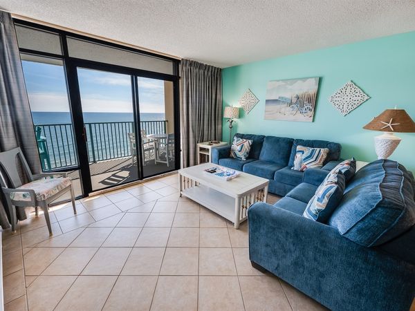 Living Room with Stunning Views☀️