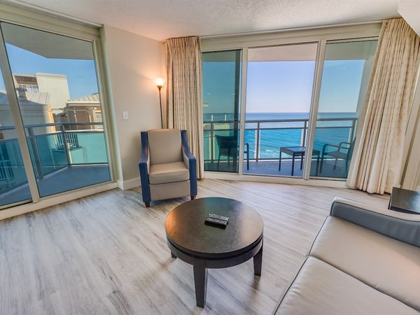 Living Room with Stunning Views☀️
