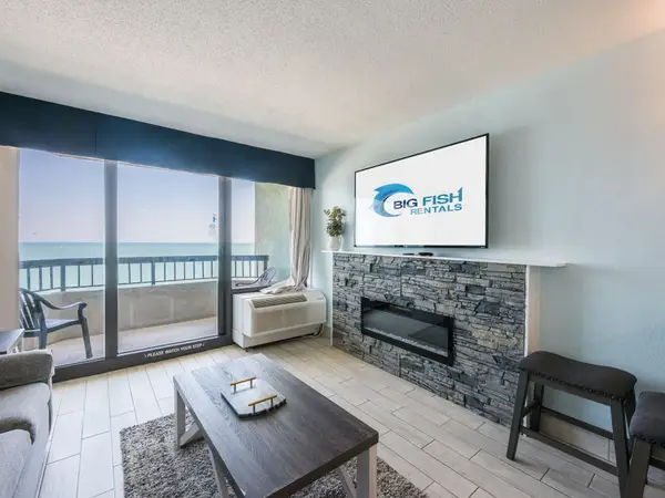 Living Room w/ Amazing Views 🌊✨