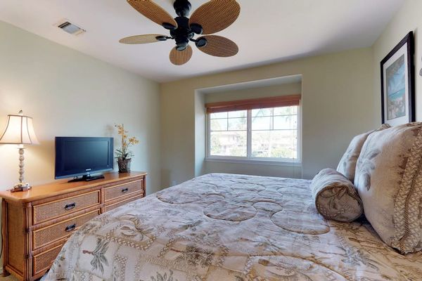 Kona Breeze King Suite facing TV & Window
