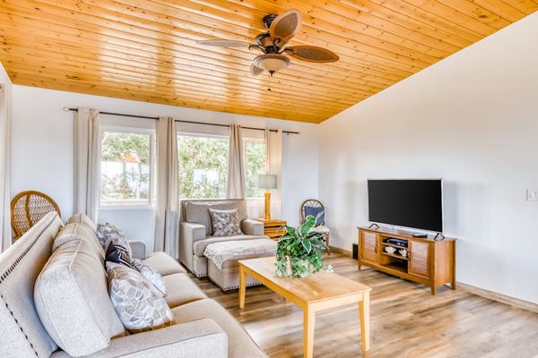 Bright And Cozy Living Retreat