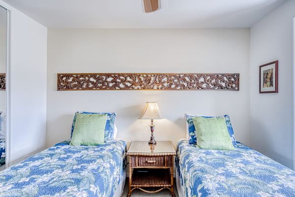 Cozy twin bedroom for a restful stay