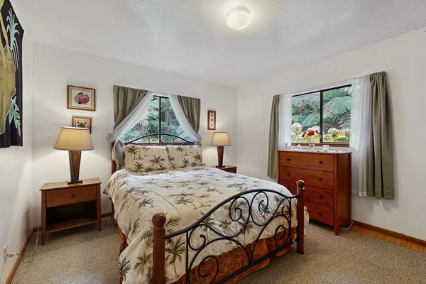 Island-Style Queen Bed & Dual Bedside Lighting