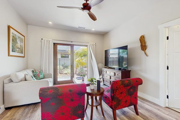 Cozy Guest Suite With Private Lounge