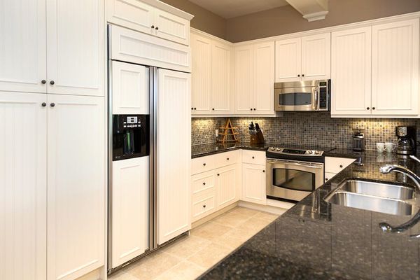 Fully Equipped Kitchen with Stainless Steel Appliances & Custom Cabinetry