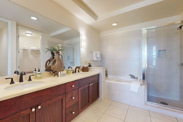 En-Suite Bathroom with Double Vanity, Soaking Tub & Walk-In Shower