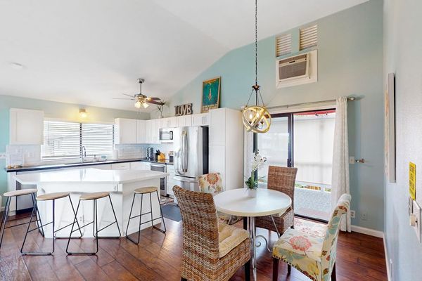 Stunning open-concept layout connecting the kitchen breakfast bar, indoor dining area, and bright, high-ceilinged spaces! 🍽️🏡