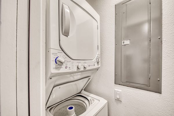 In Unit Washer And Dryer For Easy Stays