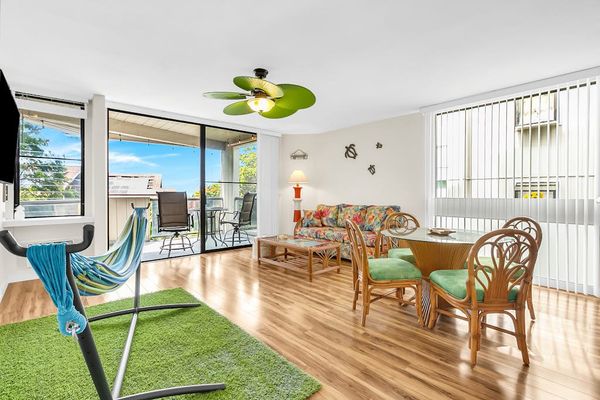 Sunlit Living Room & Dining Nook Leading to Private Lanai