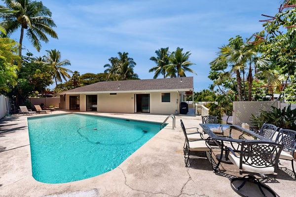 Poolside Patio Lounge & Dining Area