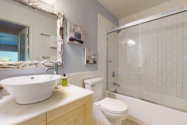 He'eia Queen's Bath with Vessel Sink & Glass Tub Shower