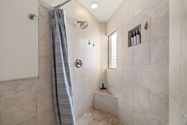 Walk-in shower in the en-suite bathroom
