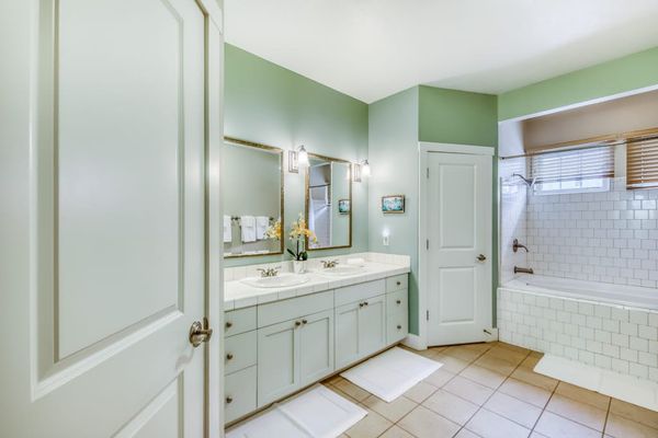 Spacious Primary En-Suite Bathroom with Double Vanity & Soaking Tub