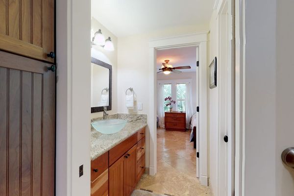 Guest bathroom tub/shower combo.